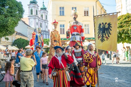 A hőség miatt egy órával később indul szombaton a királyi óriásbábok menete